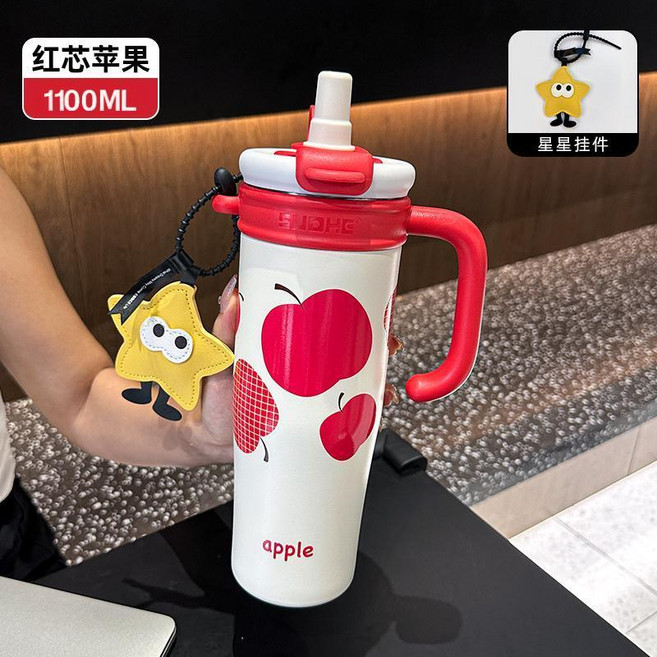 MOCOMOCO 巨無霸保溫杯 大容量吸管杯, 1個, 紅蘋果1100ml【帶吸管+手柄】茶水分離316冰霸杯+皮革圣誕樹+杯刷吸管刷+3D貼