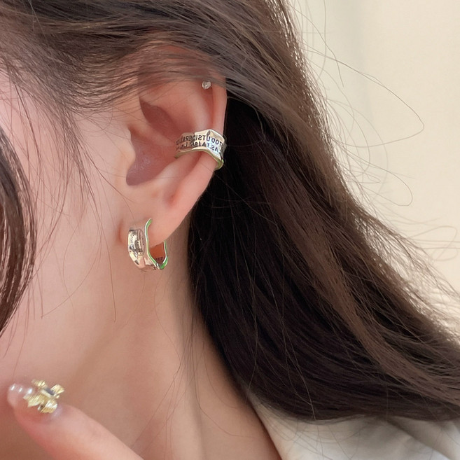 카밀라쇼룸 유니크 심플 톤 다운 레터링 이어링 귀찌