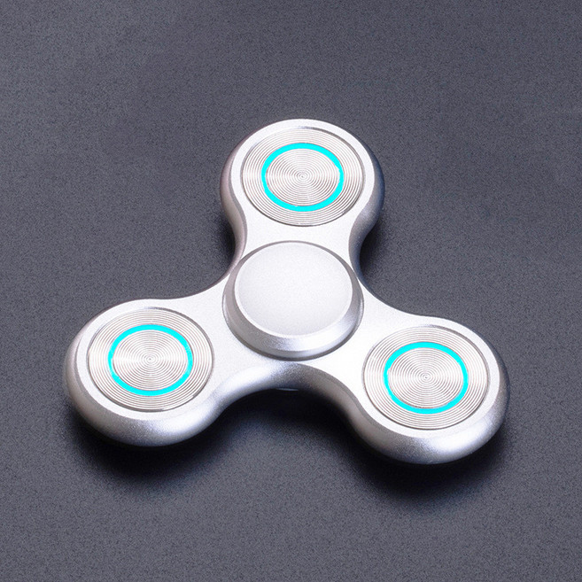 鋁合金手指陀螺 不鏽鋼三元魔幻減壓旋轉玩具, 泄密者夜光版銀色配手電筒,配拉鍊皮包, 1個