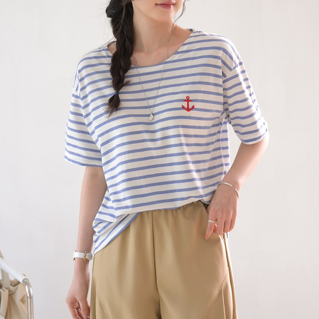 데일리앤 오션 여성 기본 스트라이프 자수 로고 단가라 반팔 티셔츠