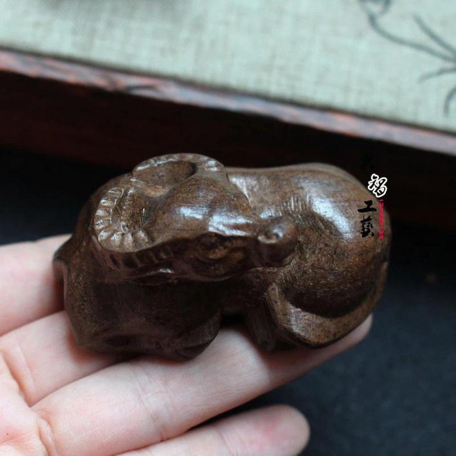 越南沉香木雕刻白菜擺件, 生肖 牛