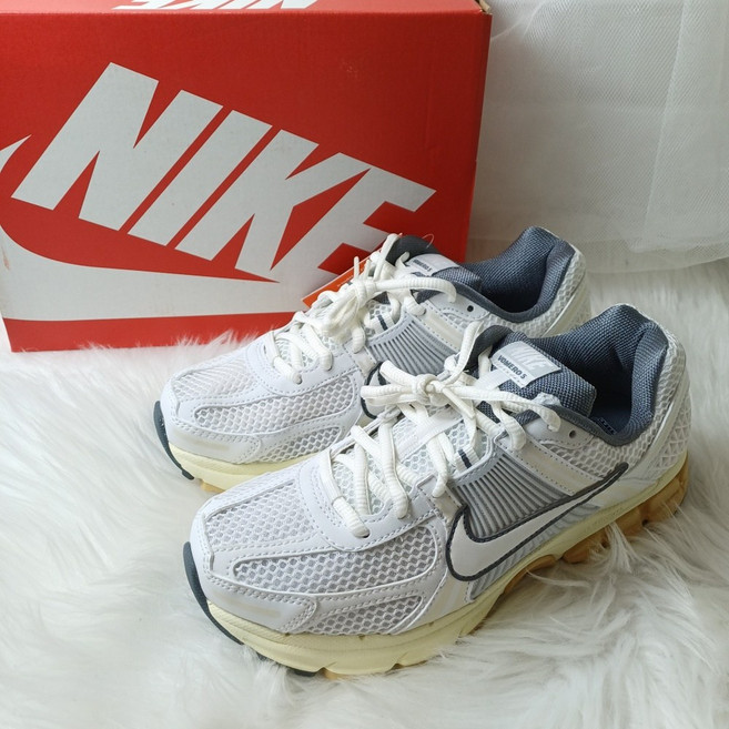 나이키 여성 운동화 조깅화 줌 보메로 5 화이트 퓨어 플래티넘