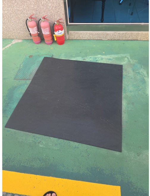 하수구 덮개 배수로 및 맨홀덮개 냄새차단 고무판 바닥깔판 3.2T x 60cm x 50cm, 검정