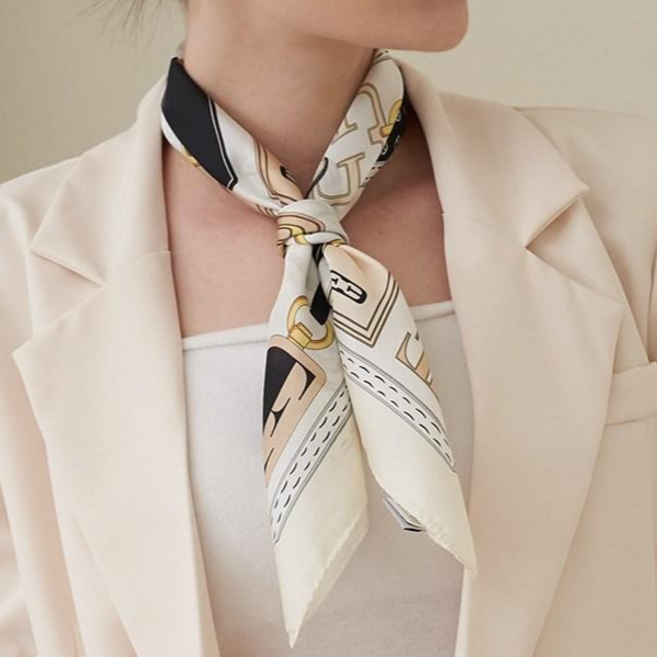 엘르 클로젯 실크 미니 정사각 스카프 SE421S307