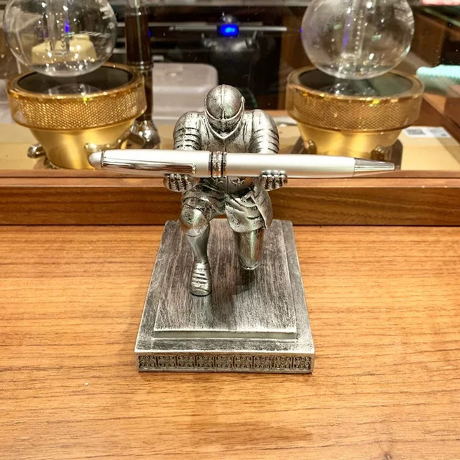중세 기사 거치대 장식품 꽂이 만년필 펜트레이, 아이언