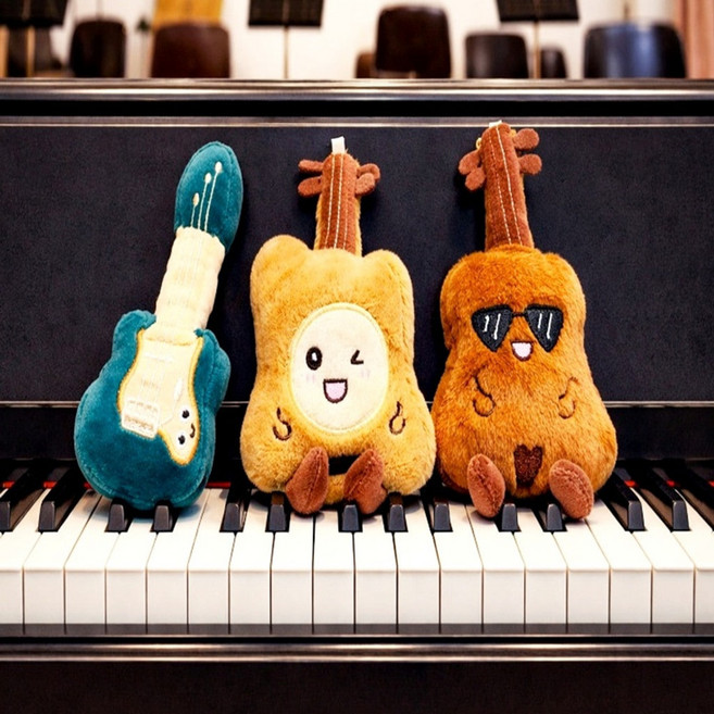 트리뷰샵 기타치는사람선물 통기타인형 밴드 악기 일렉기타키링 락스타 우쿨렐레 베이스, 딥초코, 1개