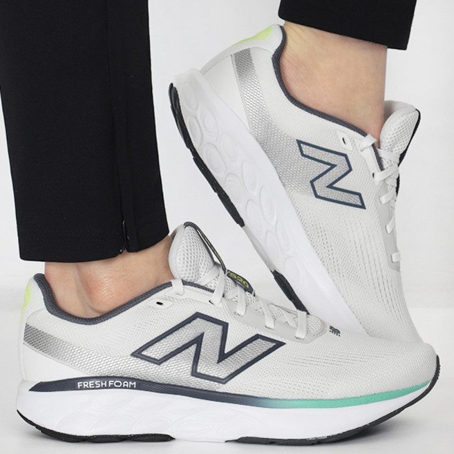 뉴발란스 프레쉬폼 520 v9 러닝화 운동화 화이트-그레이 로고