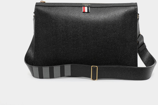 톰브라운 26SS 사선 스트랩 페블 레더 숄더 남성 메신저백 UAG177A 00198 001