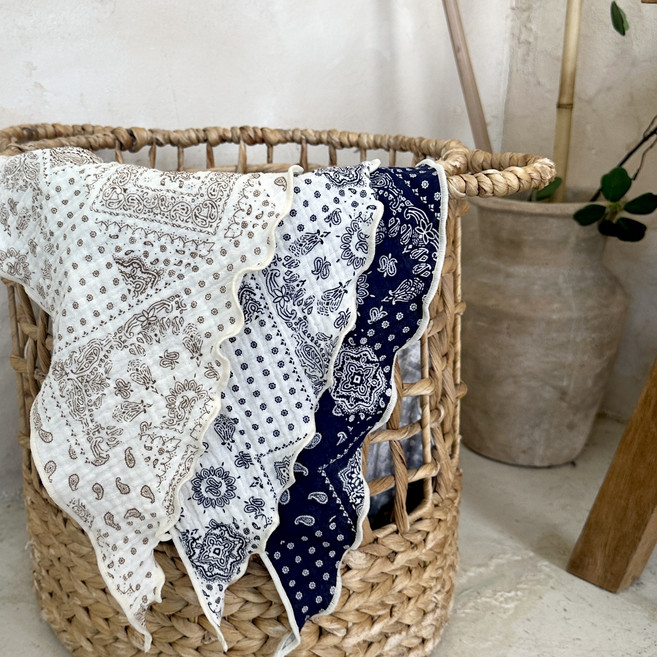 누아(nu.a) 페이즐리 반다나 이중거즈 삼각 손수건 항암 머리두건