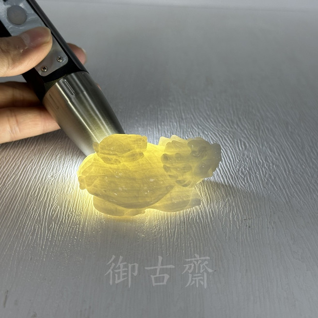 御古齋 玉化硨磲精雕帶子龍龜擺件 佛教七寶風水飾品 招財納福 附實木底座 長6.3cm, 1個, 黑曜