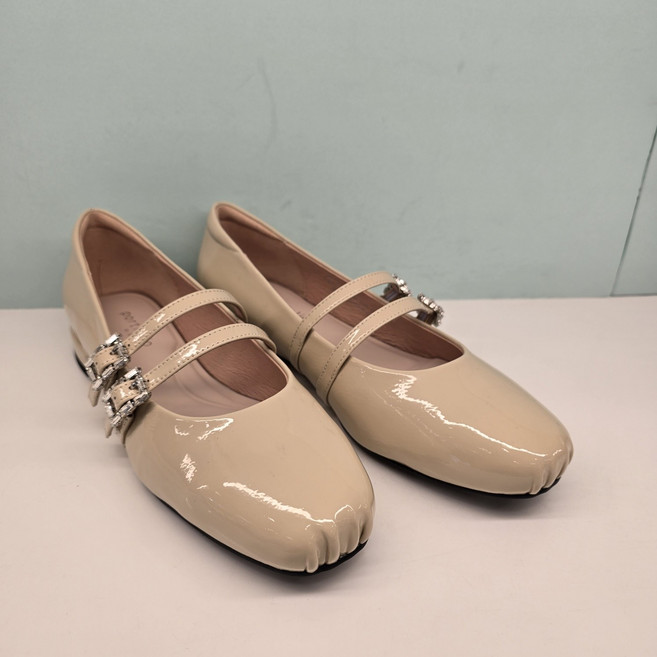 에스콰이아 명품 여성구두 세미 라운드 투스트랩 메리제인 자연스러운 링클과 광택감의 소가죽과 보석 버클장식 2cm 블럭굽 플랫슈즈 블랙 판매베스트 기간한정 PFEFHQ790