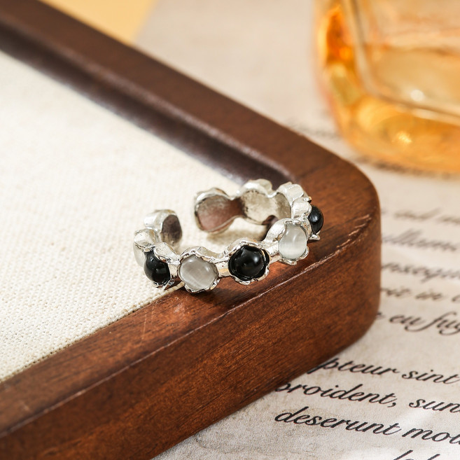 실버 톤 오픈 디자인 해머링 텍스처 흑백 이색 고양이눈석 반지 미니멀 모던