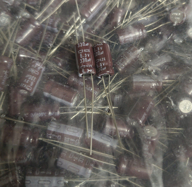 黑金剛電解電容 6.3v 330uf KZE系列, 1個