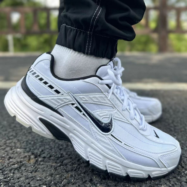 나이키 이니시에이터 여성 화이트 경량 런닝화