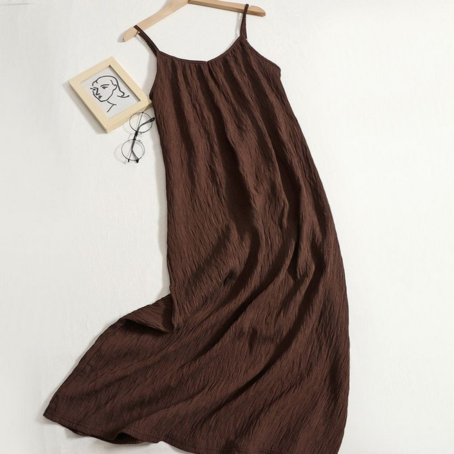 三禾洋裝 夏天韓版百搭肌理感吊帶洋裝女春夏新款復古長款素色顯瘦褶皺打底裙 性感洋裝 連身洋裝細肩帶洋裝 度假洋裝, 咖色,S 100斤以下