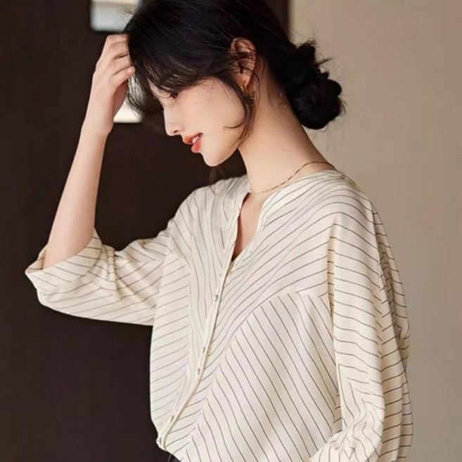 白鳥麗子 典雅條紋排釦V領落肩五分袖上衣