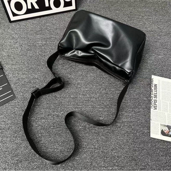 男生單肩斜挎包 軟皮男女通用小挎包 簡約百搭學生書包側背包, 黑色