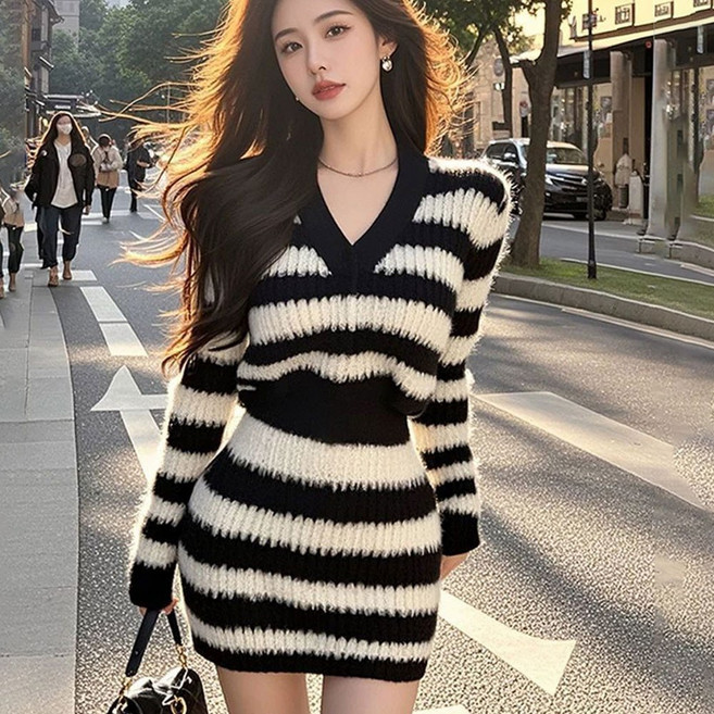 TKX 여성용 스트라이프 브이넥 니트원피스 가을 겨울 트렌디 부드러운 소재 세련된 하객룩