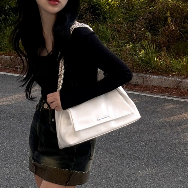 [당일출고/끈조절]레더 크로스+숄더백 플랩 체인 보부상가방 [실버키링 메신저 책 대학생 캠퍼스 바게트 미니빅 여행 아이패드 가죽 힙한 스퀘어 쇼퍼백팩 빈티지 Y2K 수학여행]078