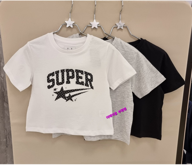 더데이걸 부평점 '26NEW 감각적인 그래픽으로 멋스럽게! 여기 저기 코디하기 좋은 여름 필수템~! 여아 크롭 반팔 면티셔츠