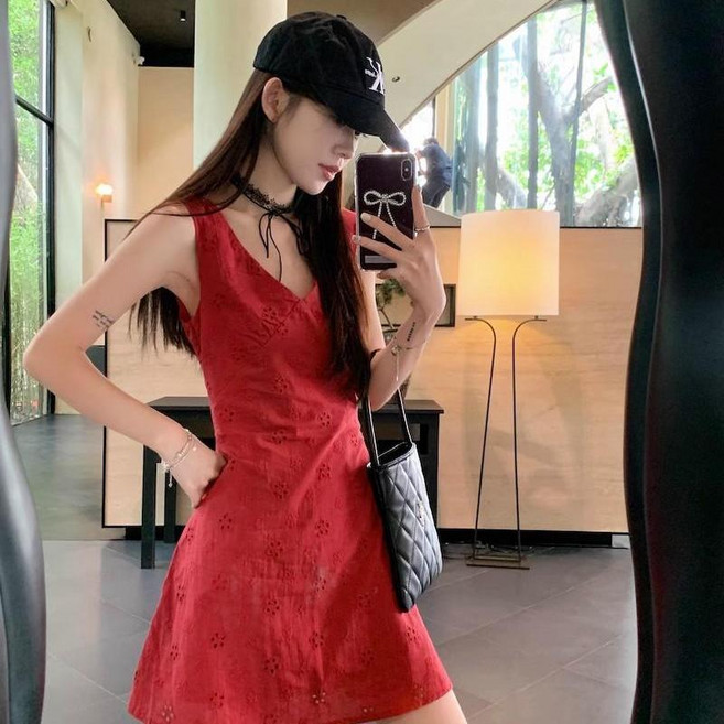 法式 V領 連衣裙 女 夏 無袖 鏤空花朵 收腰 短裙, 紅色