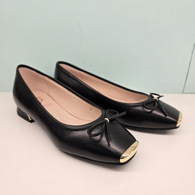 에스콰이아 여성 구두 발편한 리본장식 스퀘어토 플랫 슈즈 부드러운 양가죽과 토캡장식 2cm 장식 블럭굽 PFESHQ762