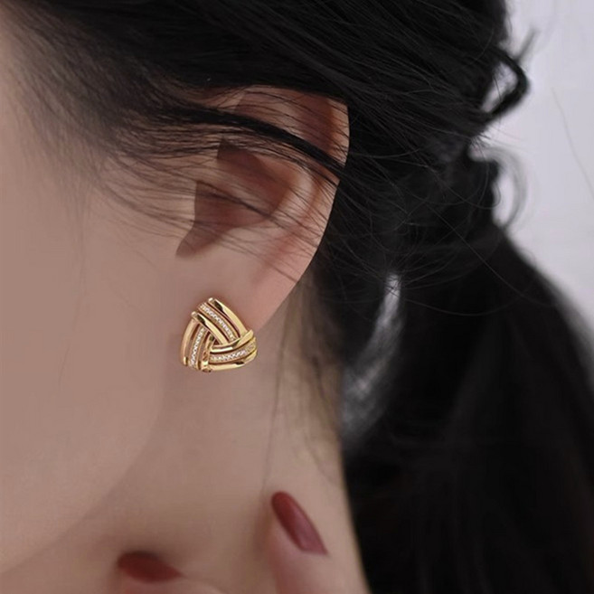 데일리 포인트 프렌치 감성 삼각 트위스트 큐빅 귀걸이