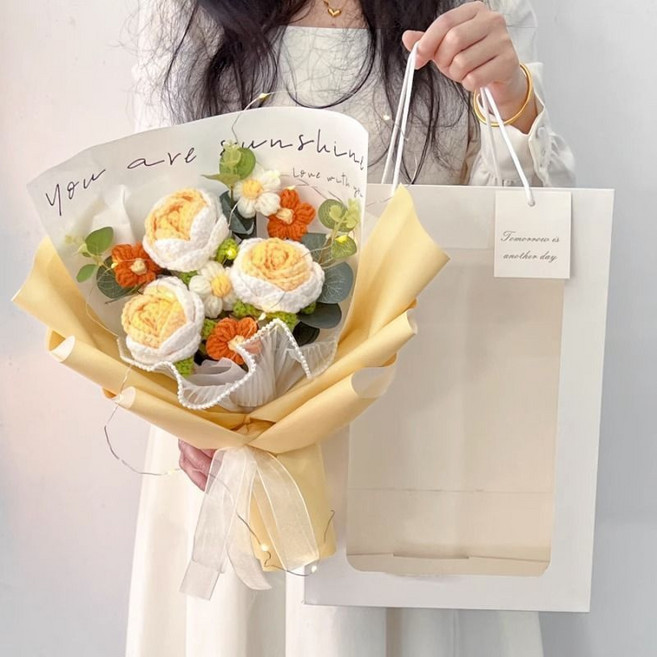 畢業花束拍照成品生日教師女生閨蜜創意情人節禮物永生毛線玫瑰花, 3朵檸檬黃5個泡芙 燈 禮袋:1個