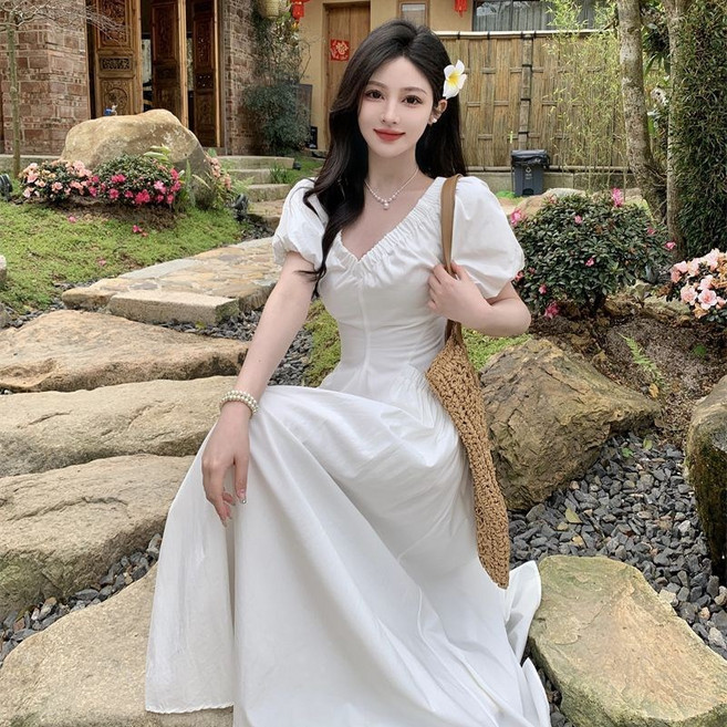 法式初戀白色V領連衣裙 設計感小眾氣質收腰泡泡袖長裙
