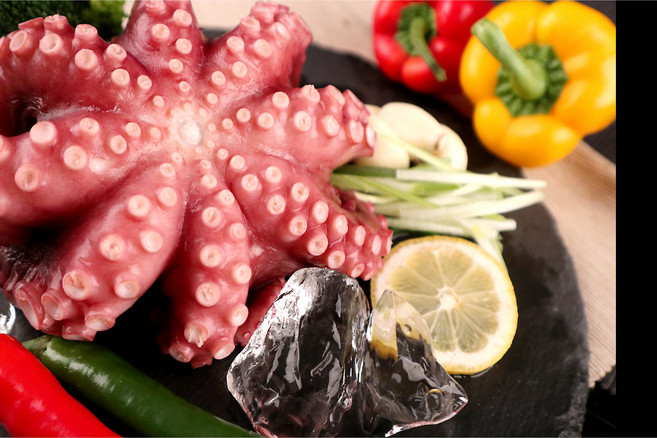 [제수용추천] 국산 통영 남해안 숙회 제사 선물용 자숙 데친 통문어, 1개, 900g~1kg