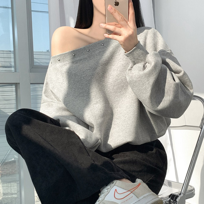 티데일리 여성용 스터드 오버핏 기모 오프숄더 맨투맨