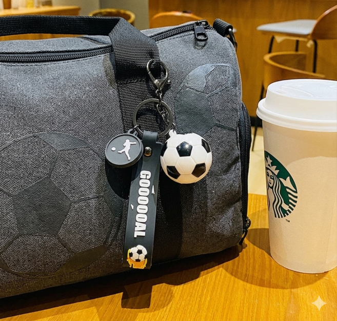 가성비 갑! 축구공 모양 미니 키링 가방 고리 답례품 추천 컬러풀 축구공 스포츠 키링 에어팟 백팩 고리 포인트 액세서리, 1개, 화이트