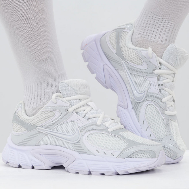 나이키 러닝 신발 여성 화이트 운동화 레트로 Y2K 트레이닝화 런닝화 입체 로고 메쉬 갑피 통기성 좋은 슈즈