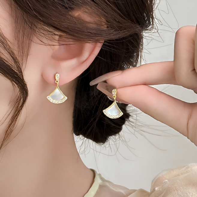 트렌디고 여성 자개 부채 드롭 귀걸이 14K 도금 큐빅 포인트 단아한 데일리 써지컬 귀걸이