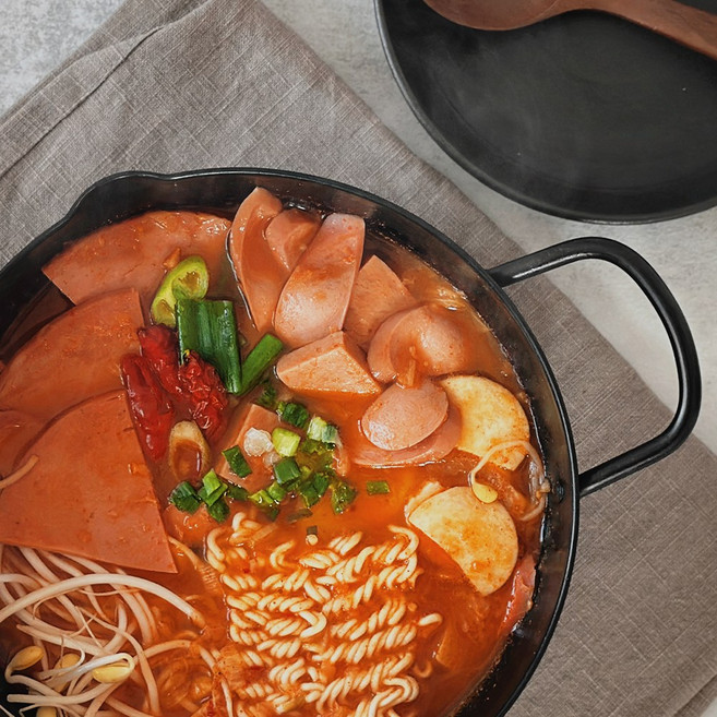 바베큐아저씨 부대찌개의 반란 라면사리 포함 부대전골 밀키트, 4개, 750g