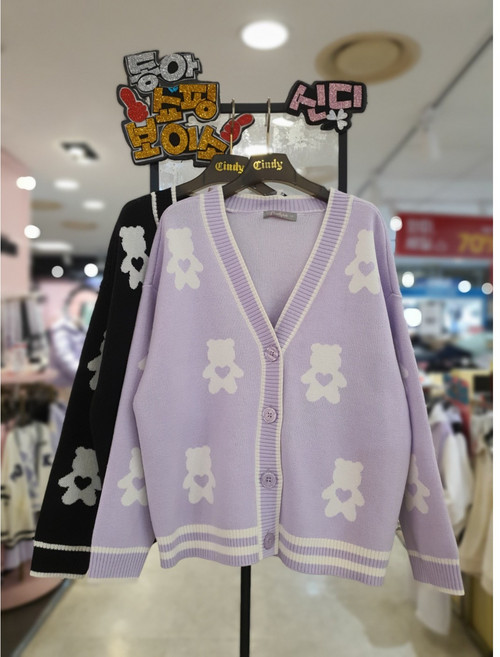 신디키즈 동아쇼핑점 여아"꾸안꾸 @2024년~~봄신상@사랑스럽고 멋스러운 캐주얼룩 데일리룩"단정 깔끔 브이넥 힙걸 자카드 가디건 니트가디건##초등 여아 데일리 가디건 티셔츠#