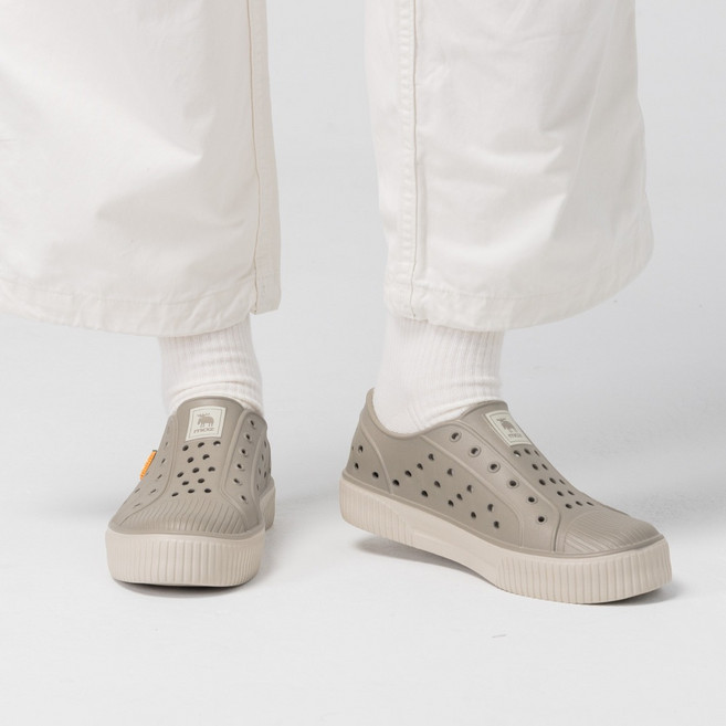 moz 瑞典 駝鹿 雙色洞洞餅乾水鞋 (沙丘灰)-附鞋扣