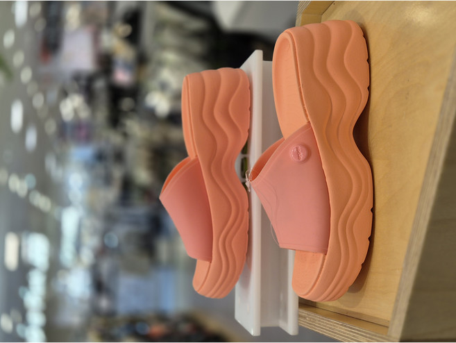 크록스 공식 [ 툭가 ] 여성용 통굽 슬리퍼 스카이라인 슬라이드 형광 피치색과 적당한 굽으로 예쁘고 가볍게 여름 휴가용으로 딱!