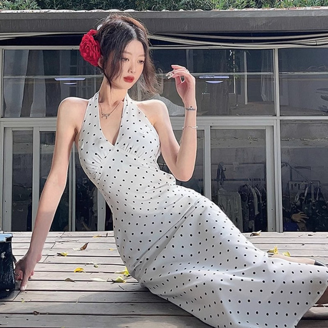 法式氣質海邊度假風掛脖露背連衣裙子女2026新款白色波點內搭長裙