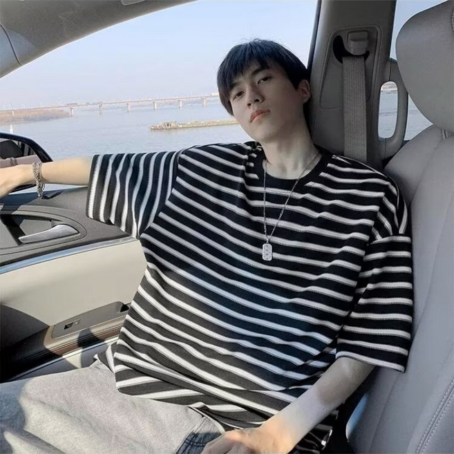 【日系簡約】條紋T恤 男款T恤 短袖T恤 寬鬆T恤 落肩T恤 半袖上衣 小領口設計 基礎款百搭 潮流針織面料 夏季休閒穿搭