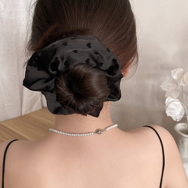 온유데일리 러블리 하트 겨울무드 새틴곱창 헤어슈슈 하트머리끈 하트곱창 새틴 풍성한 곱창 빅사이즈 헤어슈슈 파티 연말 겨울 분위기 곱창밴드 파티머리끈 파티곱창 헤어