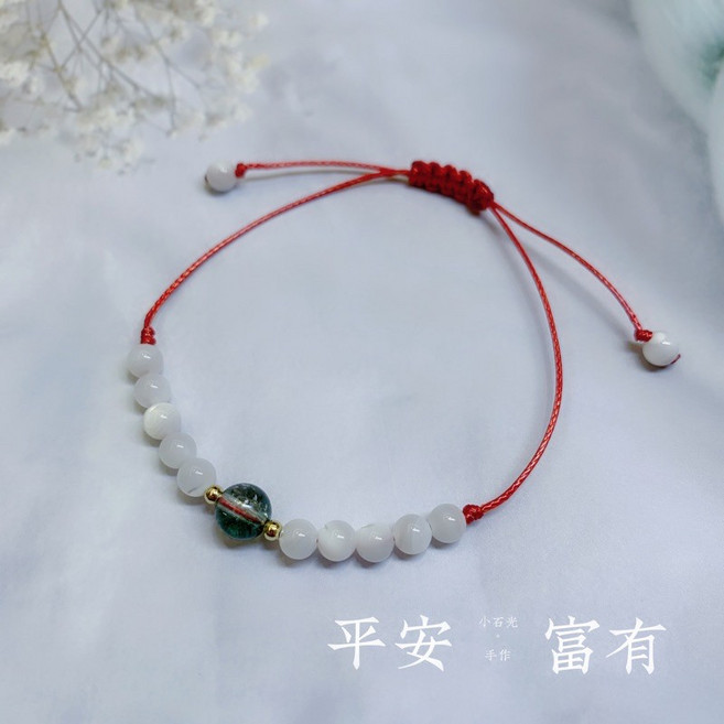 小石光 綠幽靈硨磲貝珠手鍊，天然銀絲硨磲與綠幽靈設計，搭配18K包金圓珠與幸運紅線