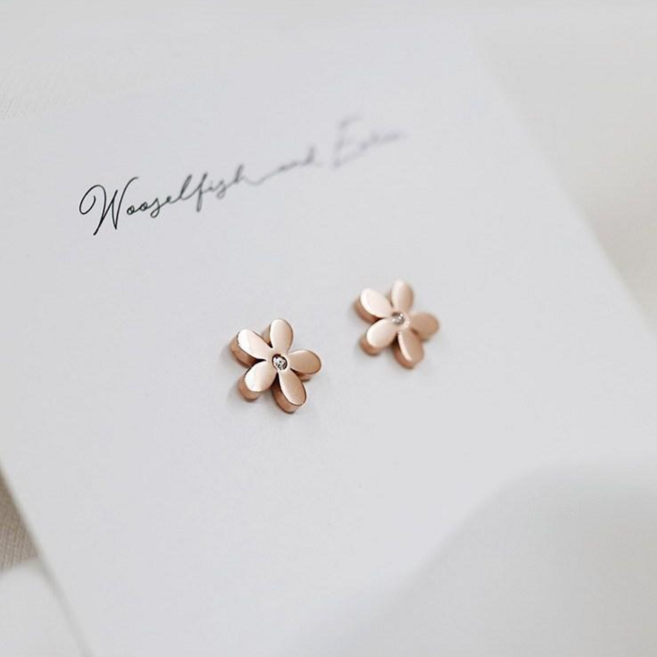 써지컬스틸 단정한 꽃잎 귀걸이