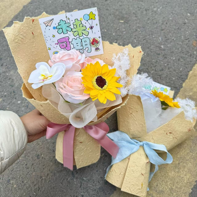 永生花束 向日葵 玫瑰 康乃馨 母親節 生日 祝福 花禮, 粉色附透明禮物袋, 1件