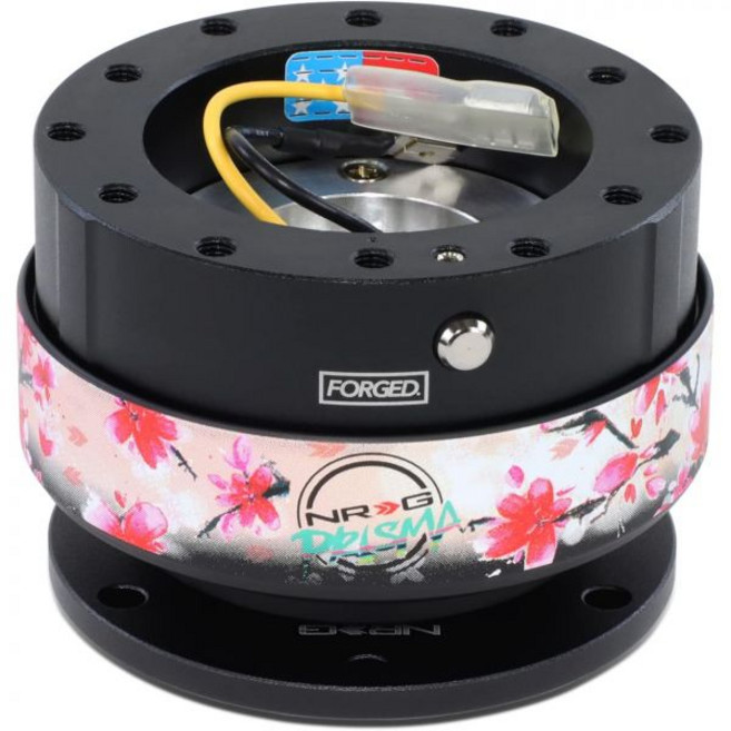 NRG 이노베이션스 제네레이션 2.0 스티어링 휠 퀵 릴리즈 키트 6x70mm 및 6x74mm 볼트 패턴 블랙 바디 크롬 골드 링 NRG-SRK-200BK-CG, 검은색 본체와 사쿠라 링