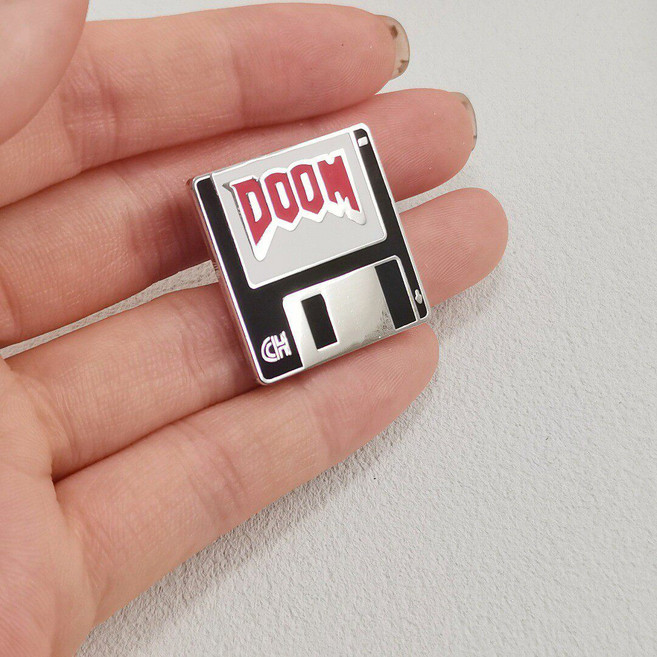毀滅戰士周邊 DOOM軟碟造型胸針 紀念收藏配飾