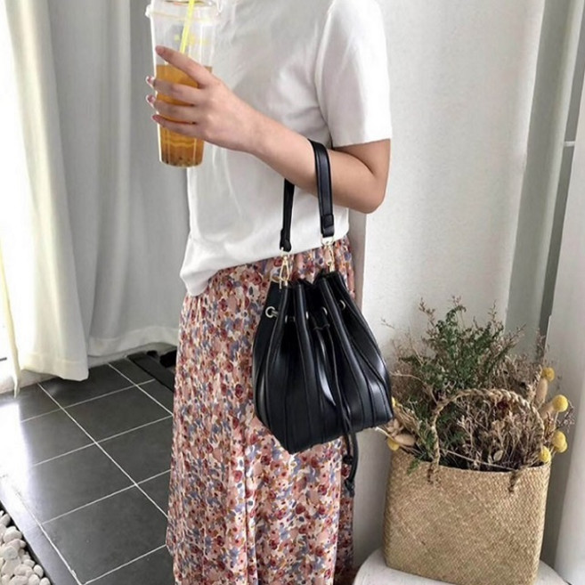 가죽 플리츠 주름 복조리 숄더 크로스백