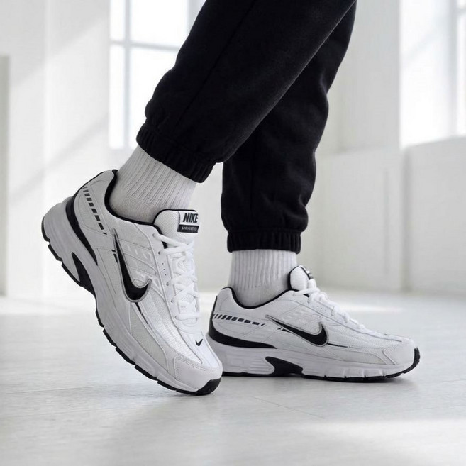 나이키 이니시에이터 남성 운동화 화이트 블랙 발편한 러닝 슈즈