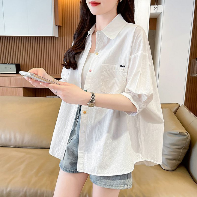 佳儷塑形衣坊 字母小刺繡彩扣短袖襯衣