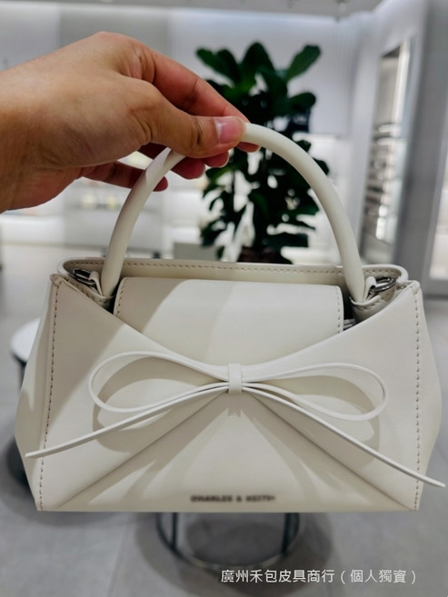 CHARLES & KEITH 蝴蝶結手提包, 手提奶白色